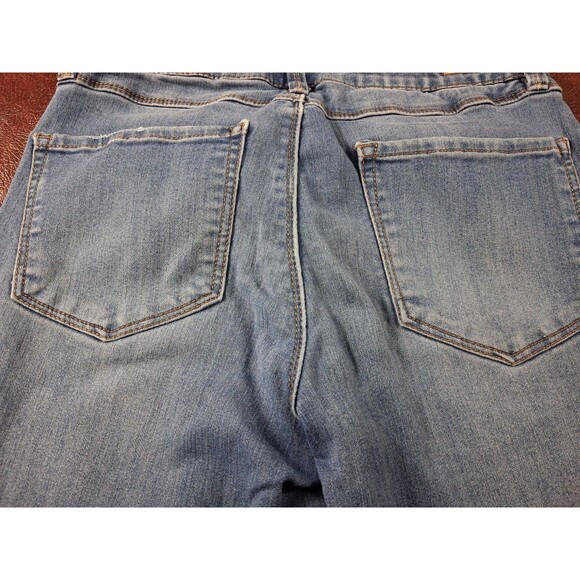 Almost Famous Premium Women’s Size 7 Light Wash Mid Rise Denim Jeans NWT - Picture 10 of 16